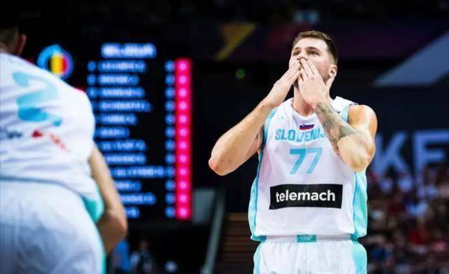 关于100T险胜DFM，Crisp关键团战开团秒人鏖战多局四强赛，强势挺进下一轮的信息